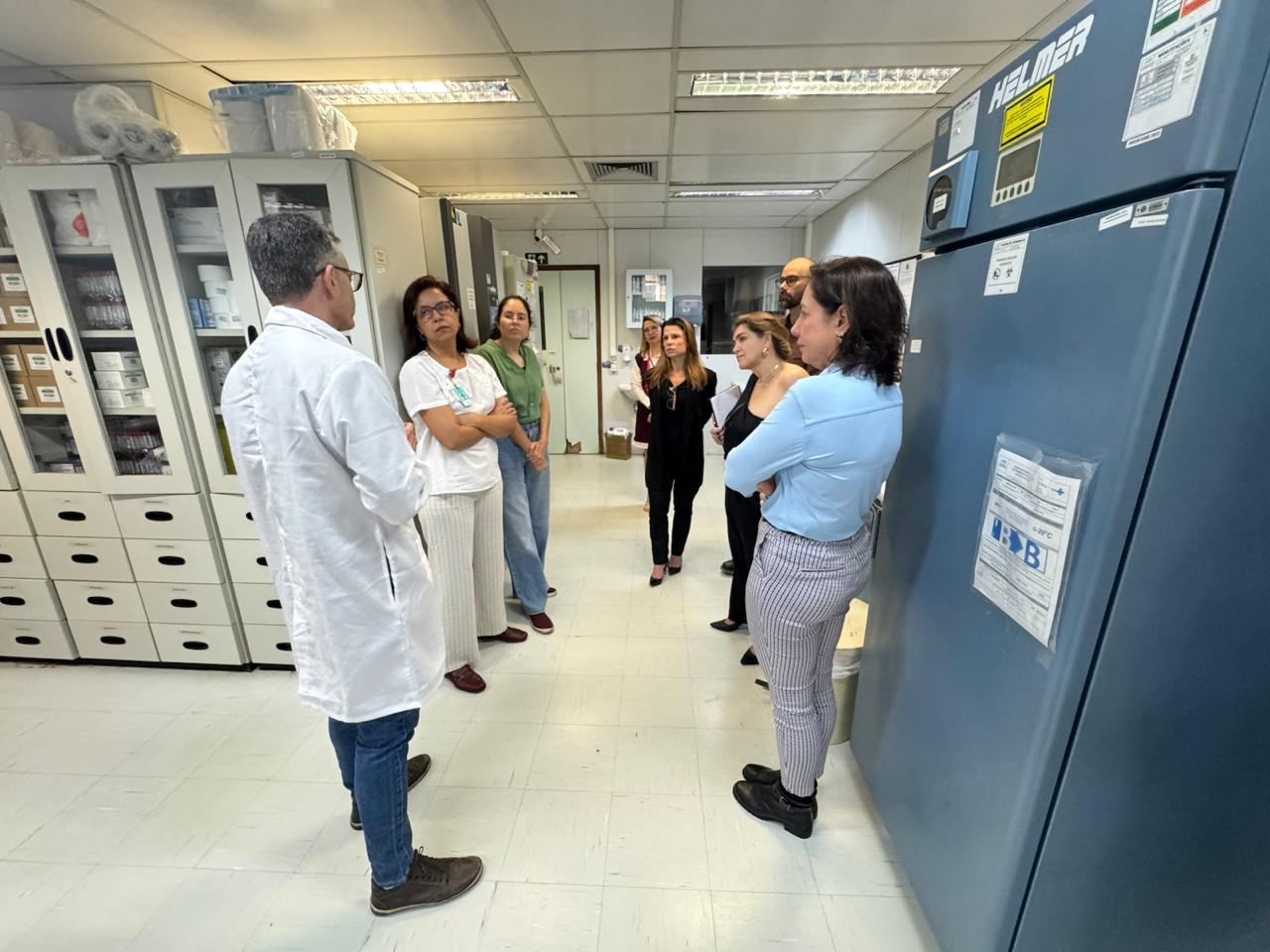 Hemominas compartilha experiências de gestão com dirigentes do HEMOSC durante visita técnica